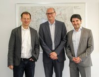 Foto: DB-Projektleiter Markus Baumann, Verbandsdirektor Markus Riethe und Sebastian Gradl, Verkehrsplaner beim Regionalverband Donau-Iller. (Foto: Fink)